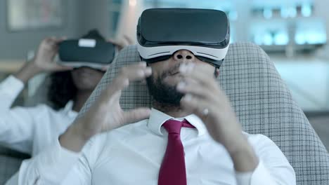 Professionelle-Geschäftsleute-In-VR-Headsets
